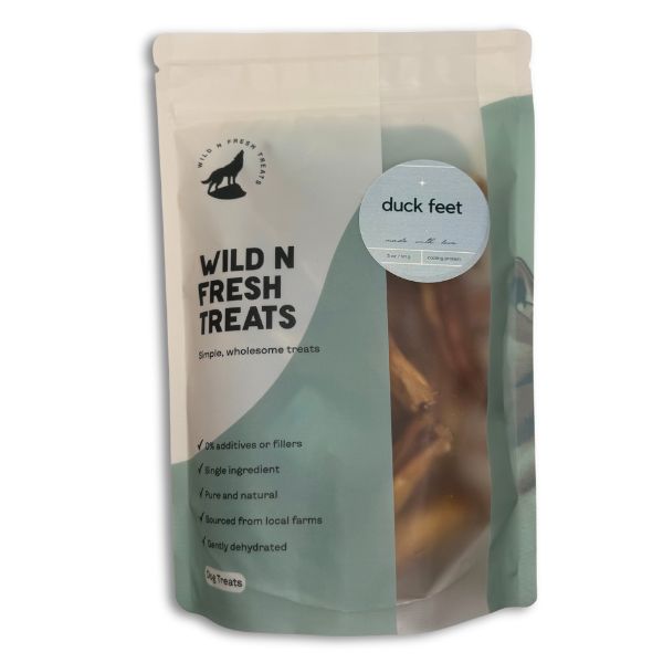 A bag of dehydrated duck feet, a natural chew for dogs and cats, rich in glucosamine and chondroitin to support joint and dental health.