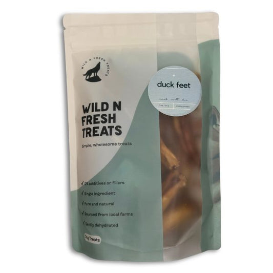 A bag of dehydrated duck feet, a natural chew for dogs and cats, rich in glucosamine and chondroitin to support joint and dental health.